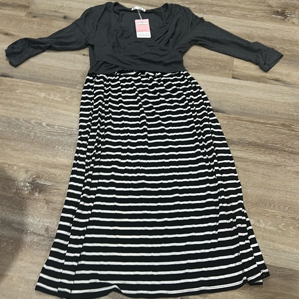 NWT womens maternity feeding dress - black white and gray - medium
